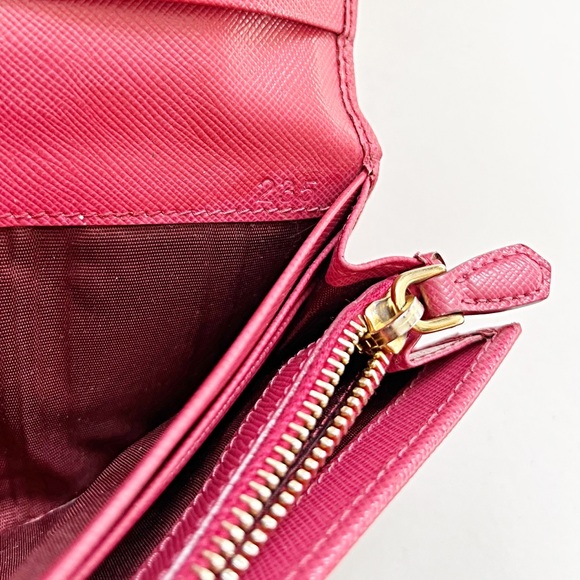 PRADA 🌟Saffiano Leather Wallet - Picture 5 of 16